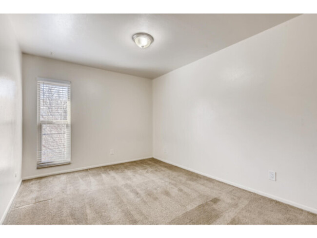 Building Photo - MOVE IN READY!! Charming 2 bedroom 1 bath ...