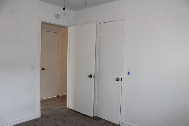 Building Photo - 2 bed & office on the South Side!