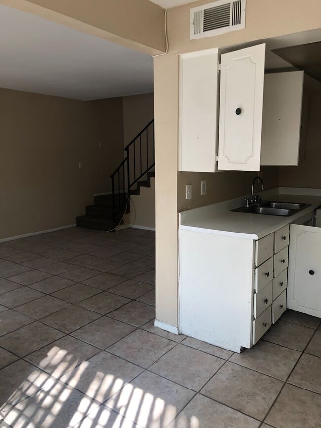 Building Photo - This Townhouse is located minutes from the freeway!