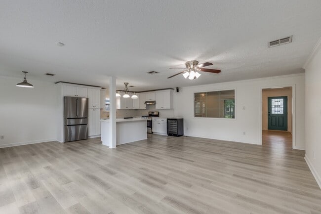 Building Photo - 6903 Alderney Dr