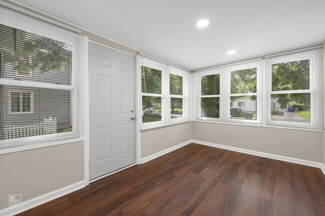 Building Photo - 714 E Jackson St