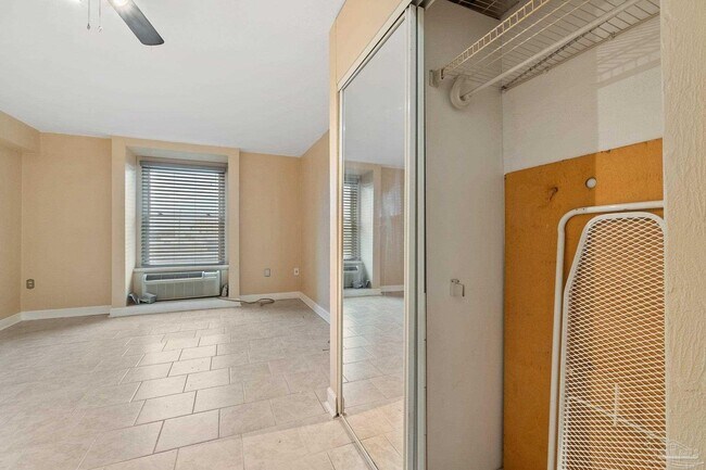 Building Photo - 224 E Garden St