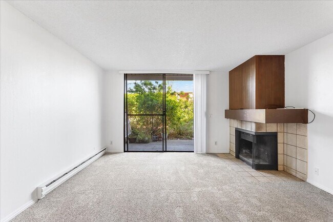 Building Photo - 2101 Shoreline Dr