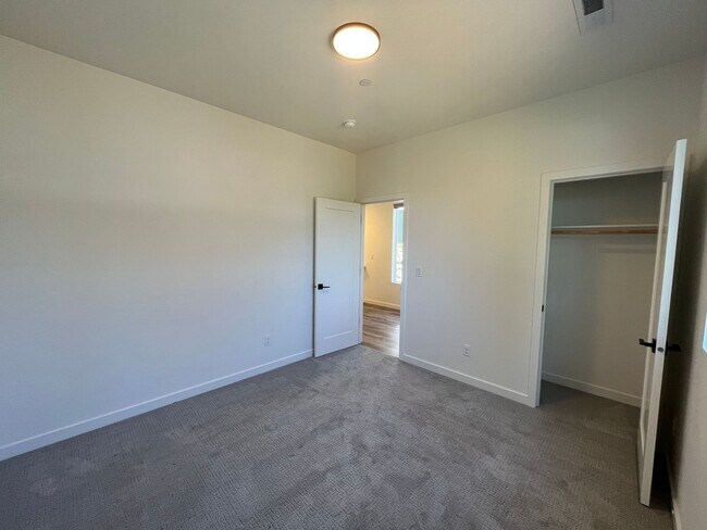 Building Photo - Beautiful 4Bd + 3Ba Home in North Portland...