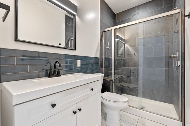 Building Photo - 903 W 7th St