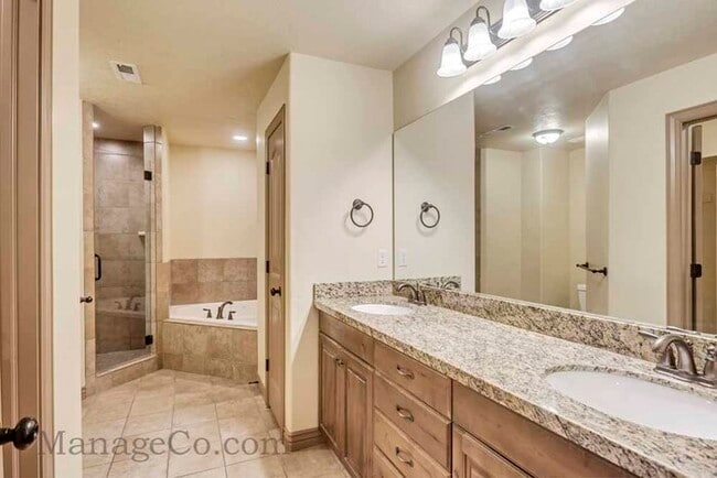 Building Photo - Spacious Orem Townhouse