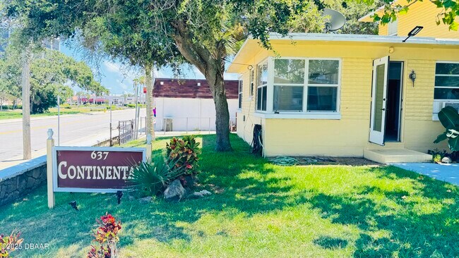 Building Photo - 637 N Oleander Ave