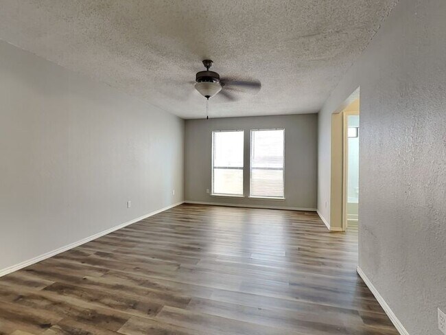 Building Photo - 10619 Woodleaf Dr