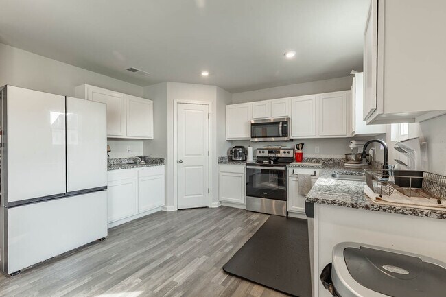 Building Photo - 312 Smt Crk Dr