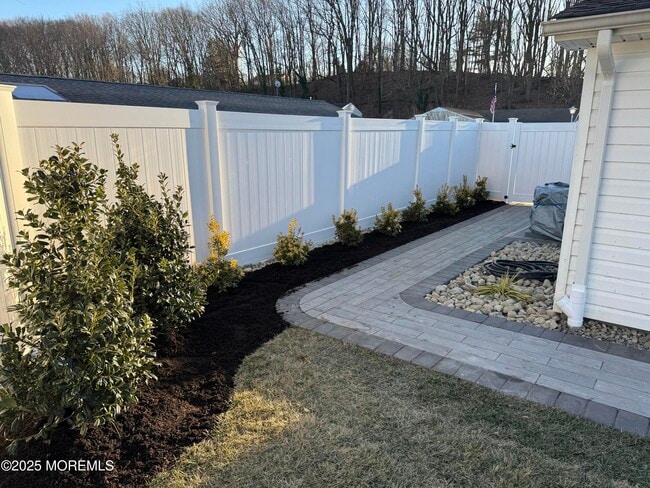 Building Photo - 28 Irongate Ln