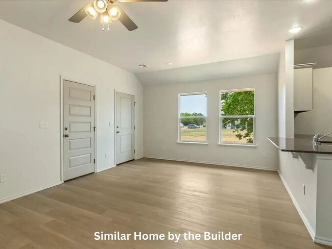 Building Photo - Move-In Ready 2-Bed Home | Garage + Pet Friendly