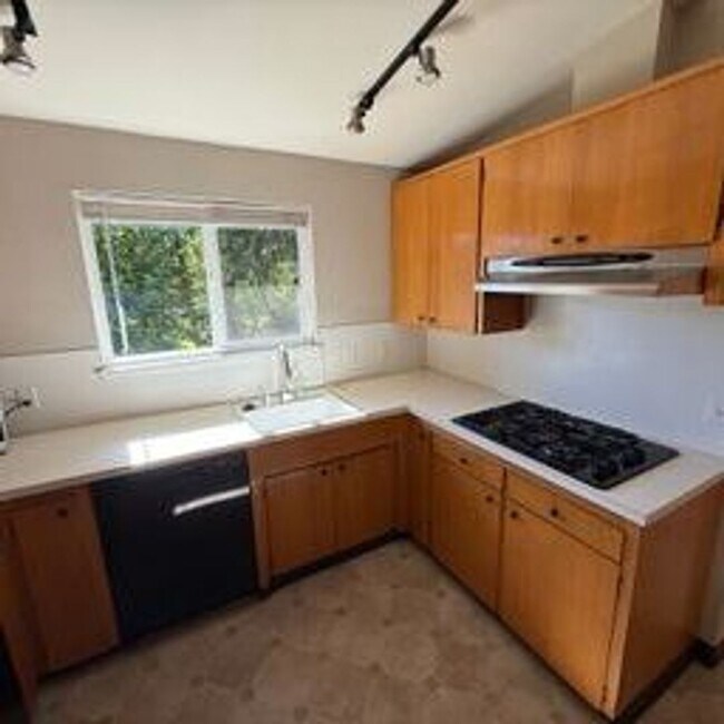 Building Photo - Beautiful home in highly desirable Bellevue neighborhood.