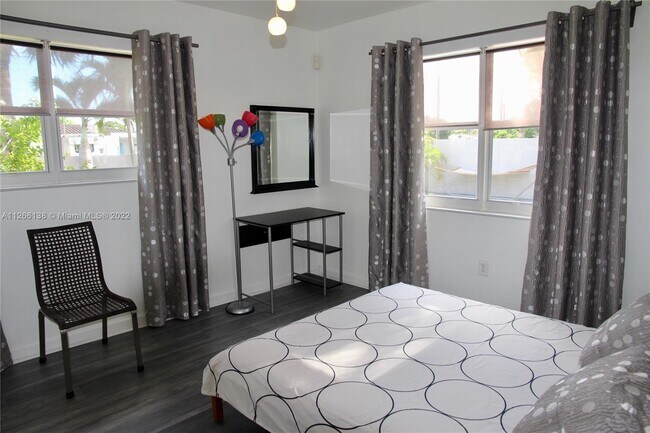 Building Photo - 1650 NE 171st St