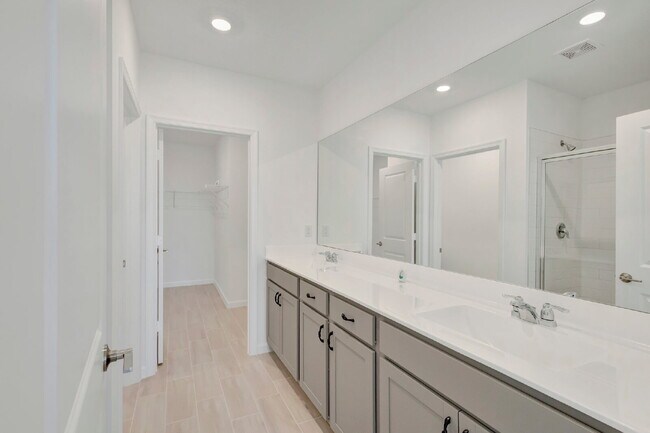Building Photo - Luxurious Living: Spacious 5-Bedroom Home with Scenic Views in Port Saint Lucie!