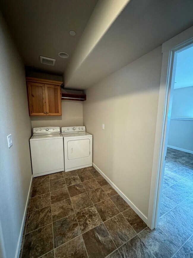 Building Photo - Spacious Duplex in Badger Mountain South