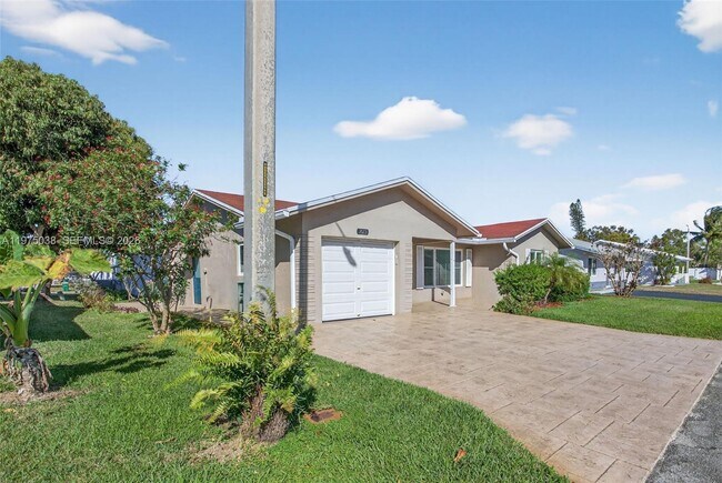 Building Photo - 7613 NW 67th Ave