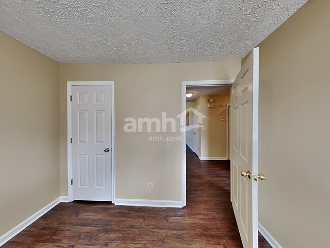 Building Photo - 620 Creekfront Dr