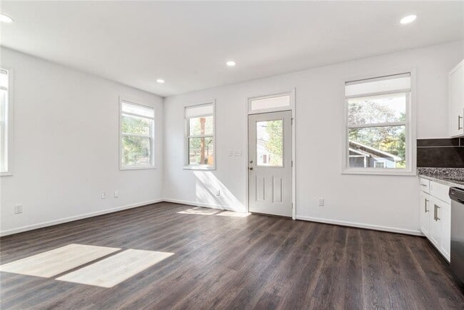 Building Photo - 1060 Grant Way SE