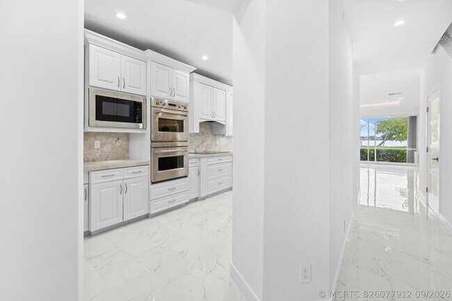 Building Photo - 88 N Lakeshore Dr