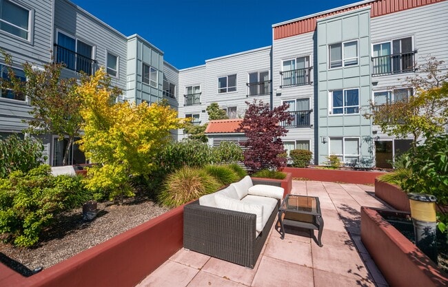 Building Photo - 424 N 85th St