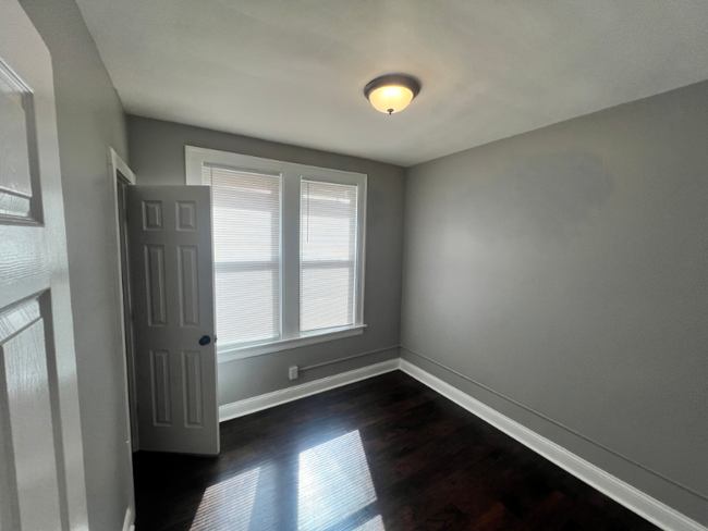Building Photo - 105 W 112th St