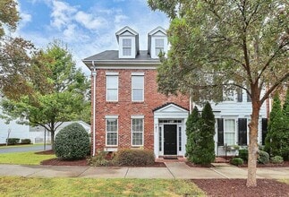 Building Photo - Beautiful End Unit 3BD/2.5BA Townhome in t...