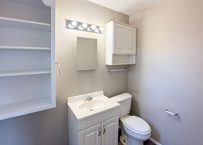 Building Photo - $500 OFF FIRST MONTHS RENT | 2.5 ACRE LOT! 4 Beds in Central Edmond!