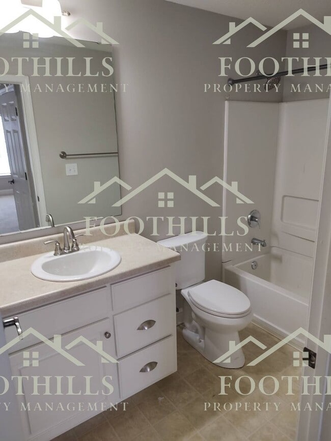 Building Photo - 213 Lookover Dr