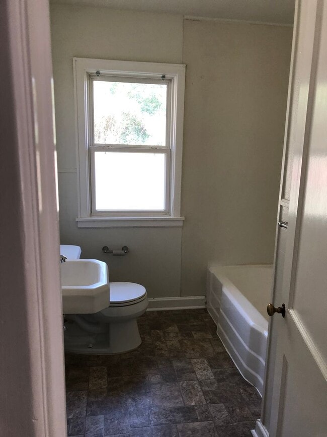 Building Photo - Charming 2 Bedroom Home with Garage in Sea...