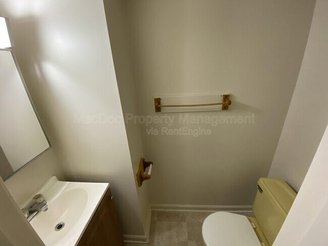 Building Photo - 706 Olde Greenwich Cir