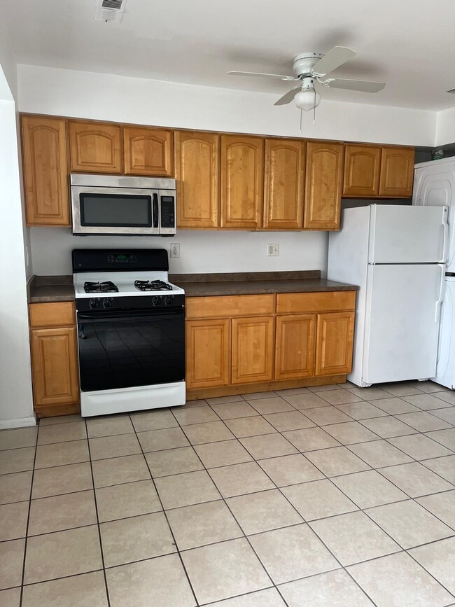 Building Photo - 2611 Hallam Ct