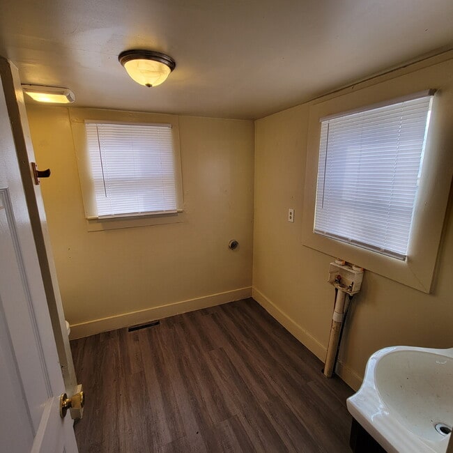 Building Photo - West Indy 3BR House ready to LEASE!