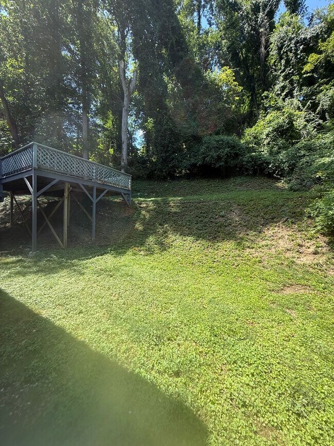 Building Photo - 3 Bedroom Single Family Home