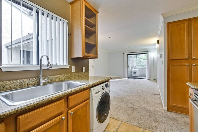 Building Photo - 1 Bed 1 Bath With Lots of Amenities!