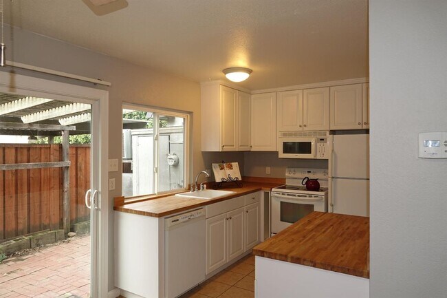 Building Photo - 8627 La Riviera Dr
