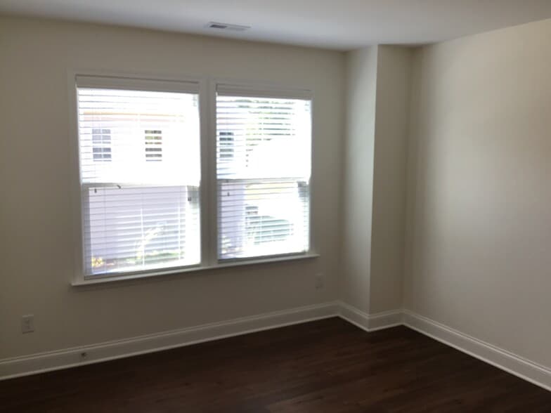 Building Photo - 206 Southfork Ln