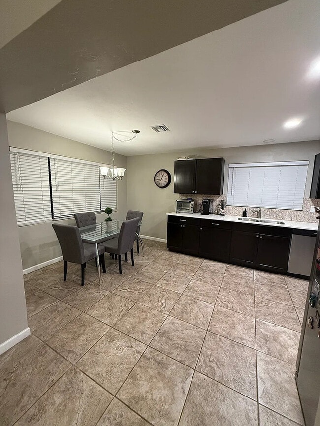 Building Photo - HOUSE FOR RENT