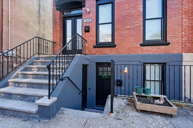 Building Photo - 248 Whiton St