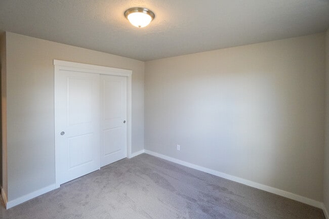 Building Photo - 2814 N Cherry Grove Way