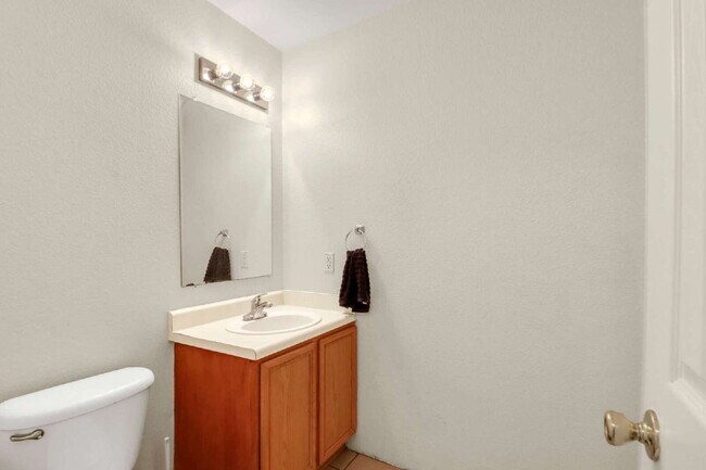 Building Photo - 1 Small pet allowed, multi year lease discount available upon request.