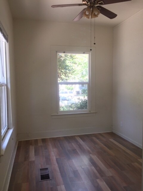 Building Photo - **RESERVE NOW FOR SUMMER 2026* * Great 5 Bedroom house close to Downtown