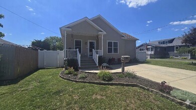 Building Photo - Welcome to this 3 bedroom 3 Bull Bathroom home with a Basement