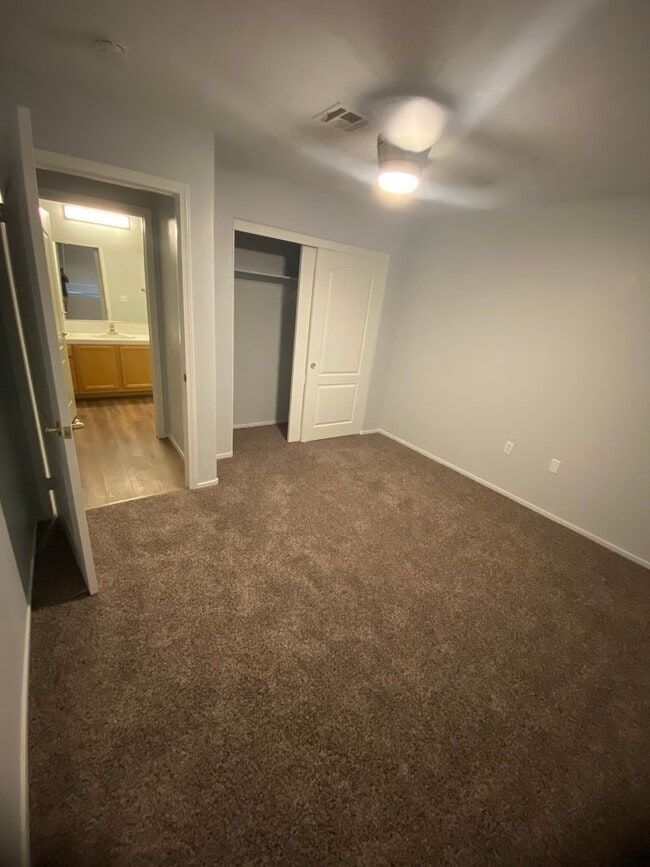 Building Photo - AMERICANA Property Mgmt - 3 beds Condo in ...