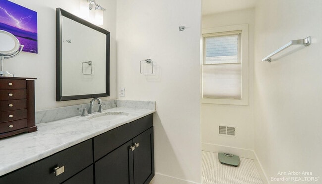 Building Photo - 203 W Summit St