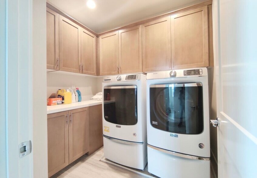 Building Photo - 371 Novel