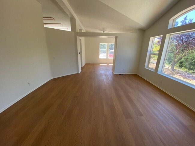 Building Photo - Panoramic Views - 46 West - Hilltop Property