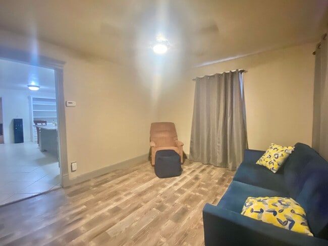 Building Photo - PRE- LEASING NOW for 2 bed 2 bath updated ...