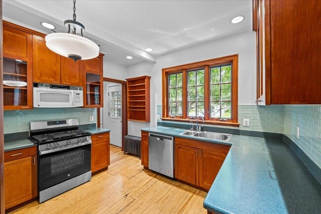 Building Photo - 18 Elm Pl