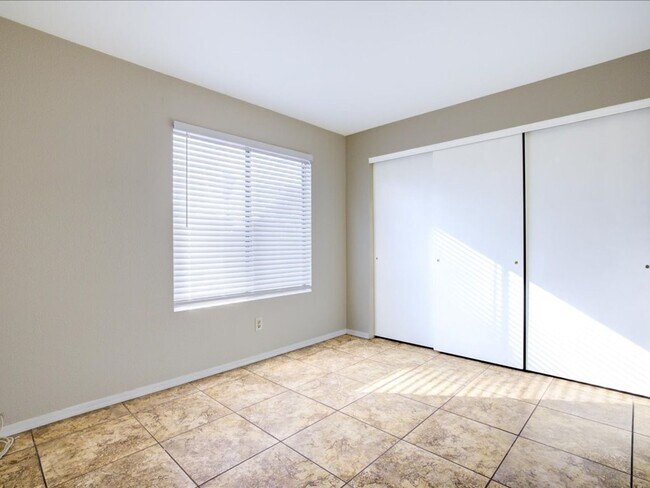 Building Photo - Modern 2 Bedroom 2 Bathroom home with comm...