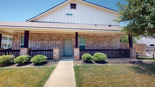 Building Photo - 914 Fairview Ave